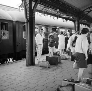 883146 Afbeelding van de internationale trein Bicentra Expres langs het perron van het N.S.-station Utrecht C.S.